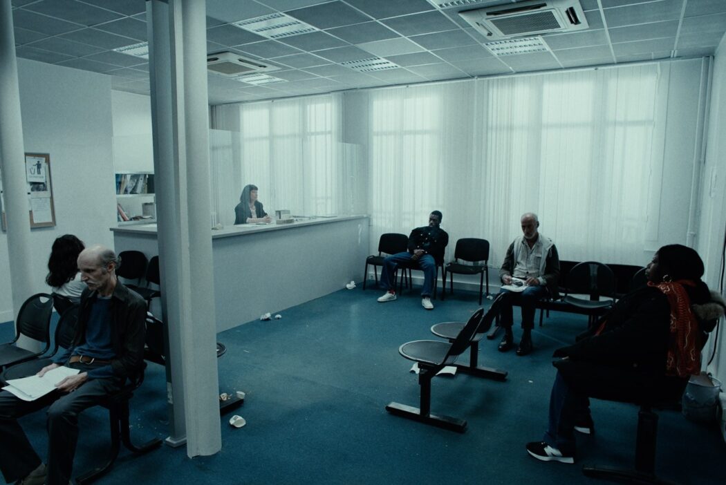 Winnterzuko — STRESS · salle d’attente (plan large)